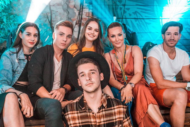 Познати окупани летњим бојама